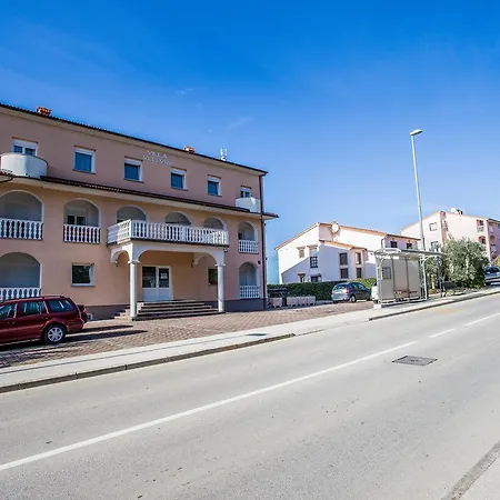 Veli Vrh Πανσιόν Πούλα